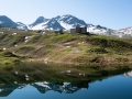 Der Scheidsee an der Neuen Heilbronner Hütte mit der Hütte im Hintergrund